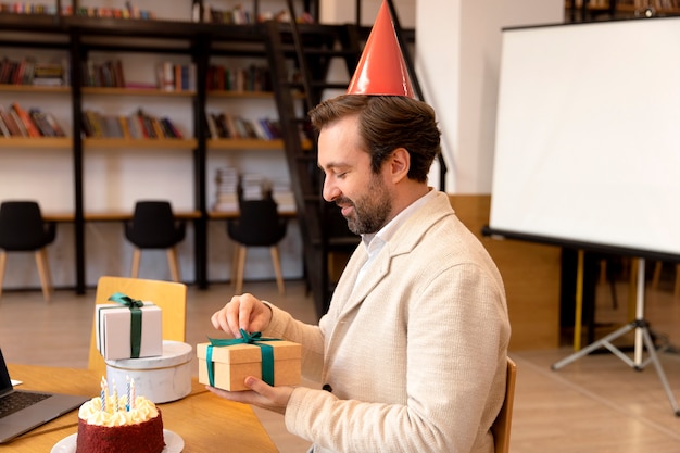 Hombre de tiro medio con regalo