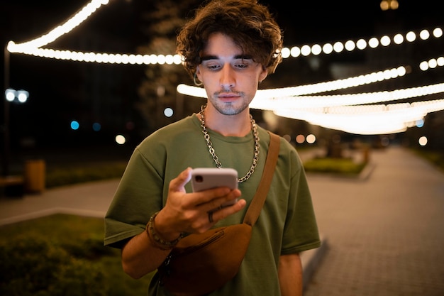 Hombre de tiro medio con smartphone