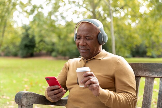 Hombre de tiro medio con smartphone