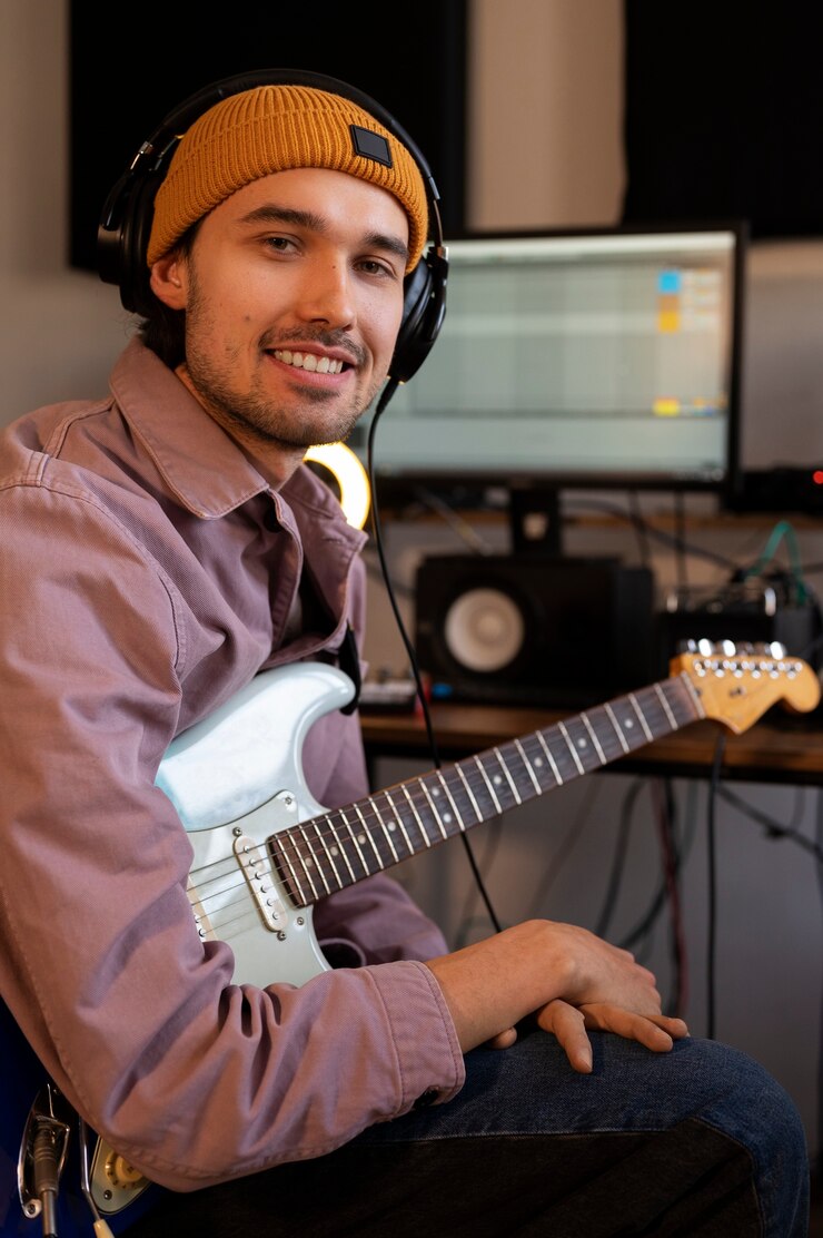 Foto hombre de tiro medio tocando la guitarra