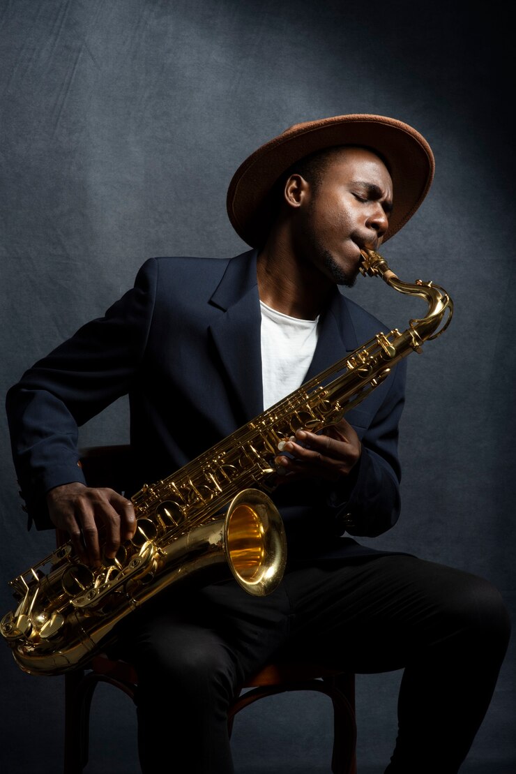 Foto hombre de tiro medio tocando el saxofón en el interior