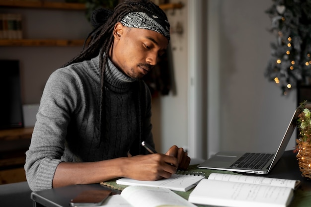 Hombre de tiro medio tomando notas