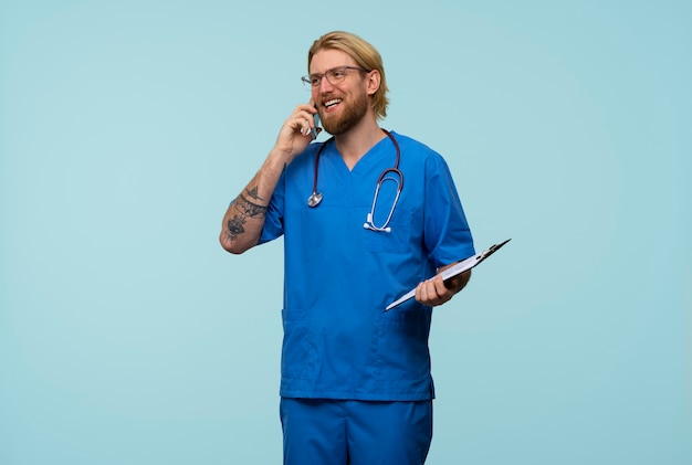 Foto hombre de tiro medio trabajando como médico