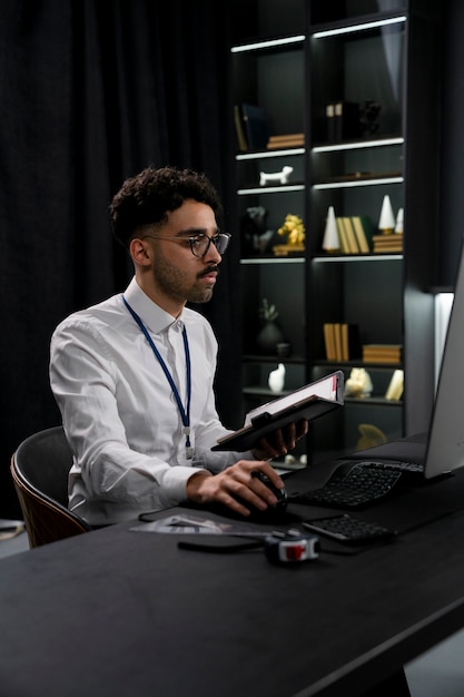 Hombre de tiro medio trabajando en la computadora