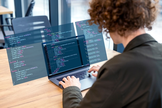 Hombre de tiro medio trabajando en equipo portátil