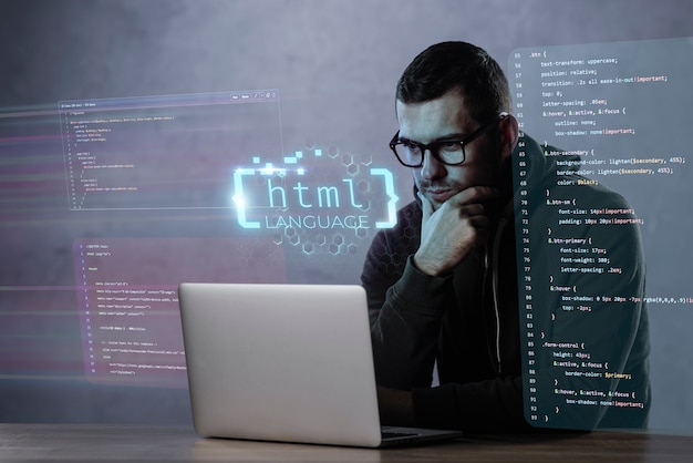Hombre de tiro medio trabajando en equipo portátil