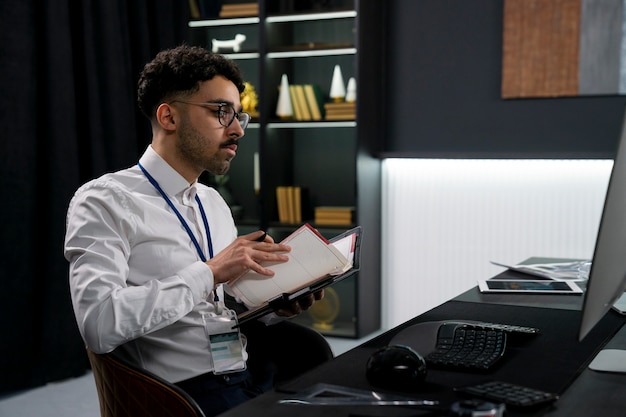 Hombre de tiro medio trabajando en el escritorio