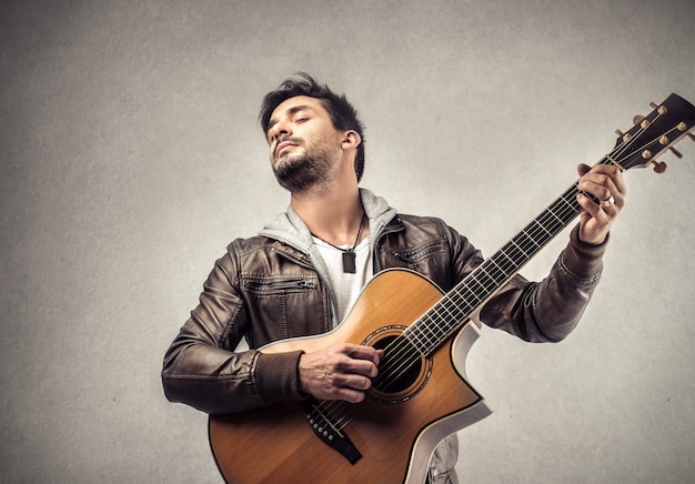 un hombre toca la guitarra