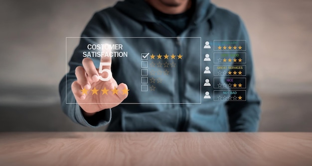 El hombre toca el icono emergente de cinco estrellas con el concepto de encuesta de comentarios de satisfacción de revisión del cliente, el usuario califica la experiencia del servicio en la aplicación en línea.