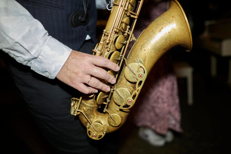 Foto un hombre toca el saxofón primer plano de las manos world jazz festival