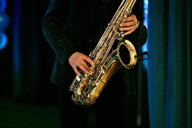 un hombre toca el saxofón primer plano de las manos World Jazz Festival