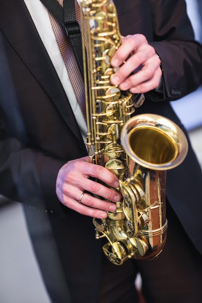 Un hombre toca el saxofón.