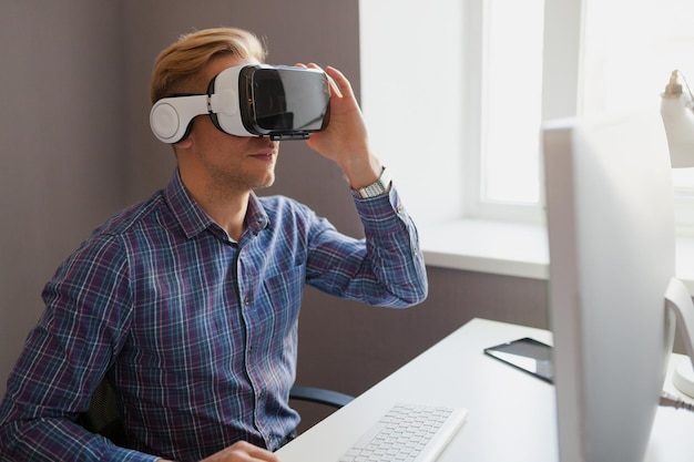 Hombre tocando los auriculares VR