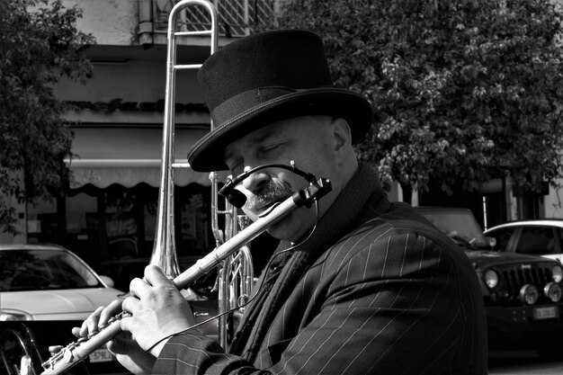 Foto hombre tocando la flauta en la calle