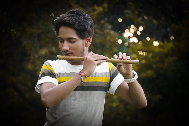 Hombre tocando la flauta imagen hd