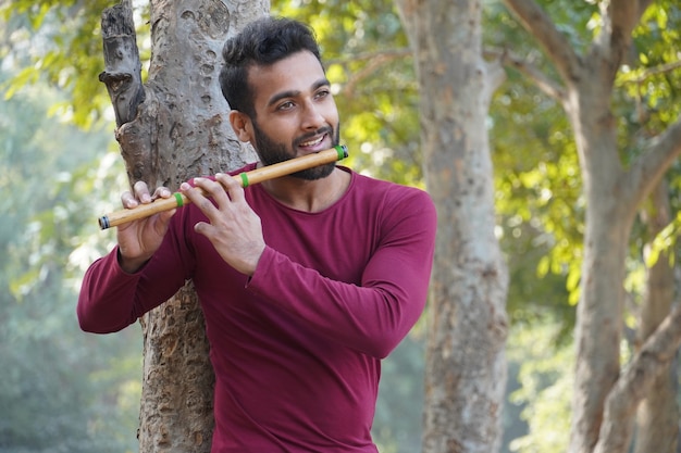 Hombre tocando la flauta - Instrumento musical indio