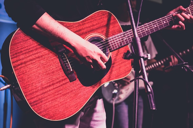 Hombre tocando la guitarra acustica