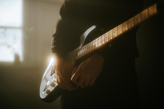 Hombre tocando la guitarra electrica