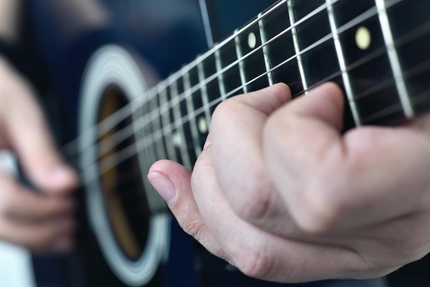 Hombre tocando guitarra semiacústica