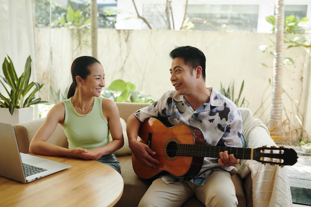 Hombre tocando la guitarra para su novia