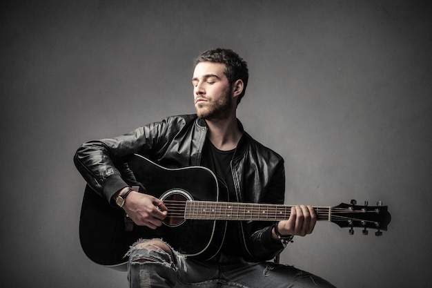 Un hombre tocando la guitarra