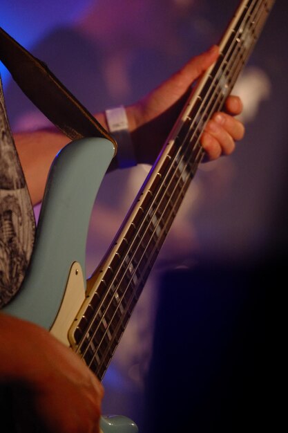 Hombre tocando la guitarra