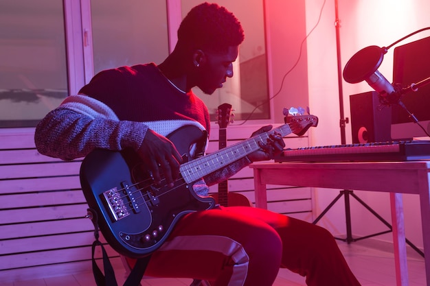 Hombre tocando la guitarra