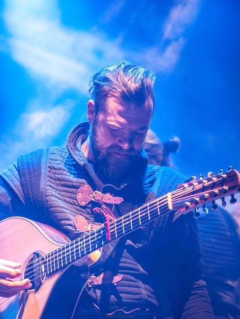 Foto hombre tocando la guitarra