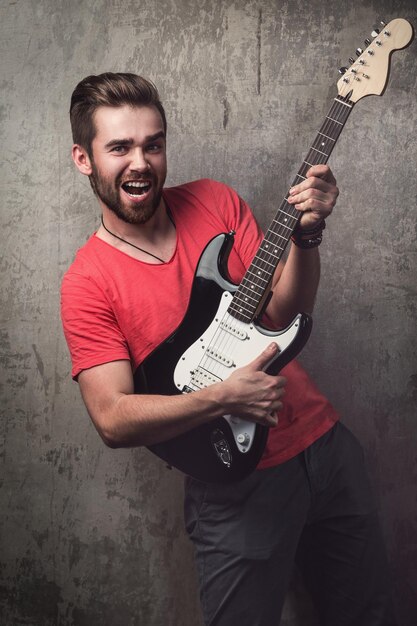 Foto hombre tocando la guitarra