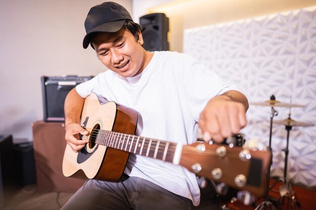 Foto hombre tocando la guitarra