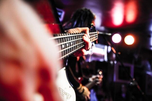 Foto hombre tocando la guitarra