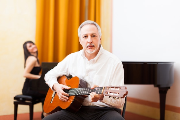 Hombre tocando la guitarra