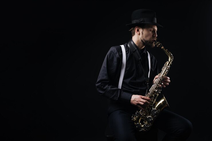 Hombre tocando jazz en saxofón