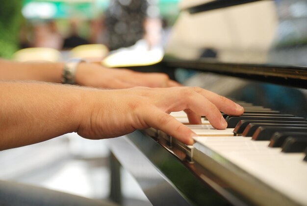 Hombre tocando melodía en piano