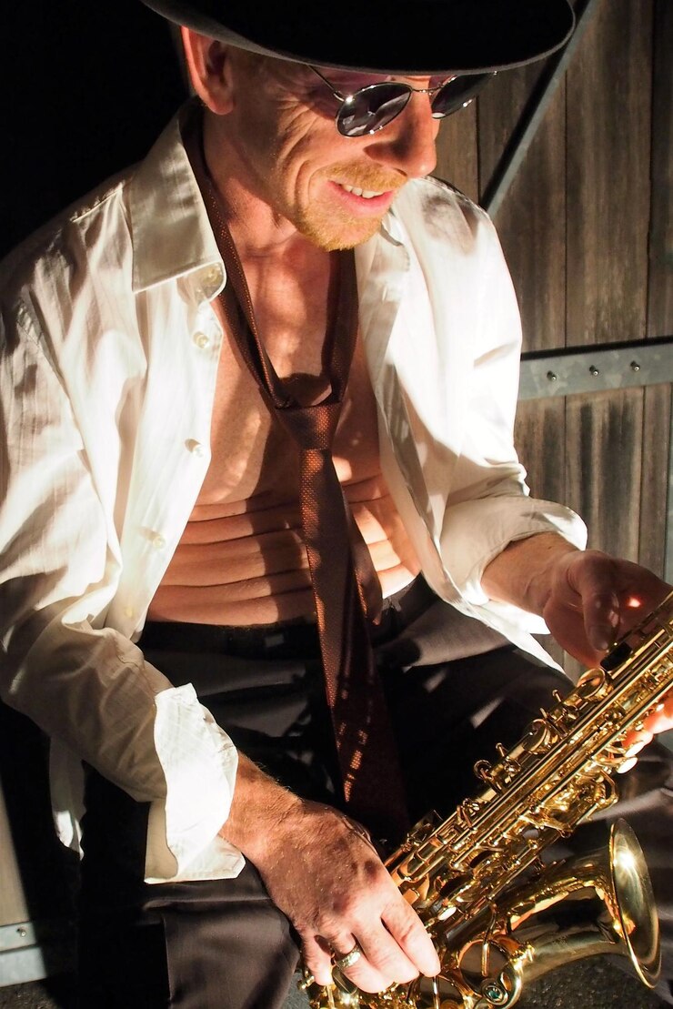Foto hombre tocando música al aire libre