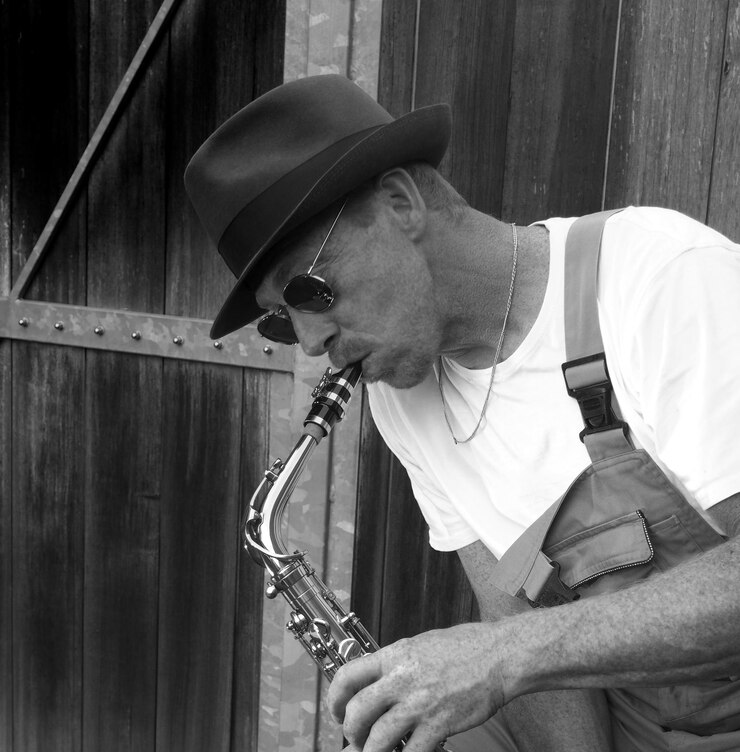 Foto hombre tocando música al aire libre