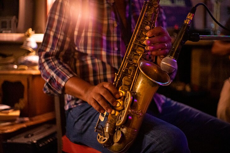 Foto hombre tocando el saxofón en un bar en lisboa