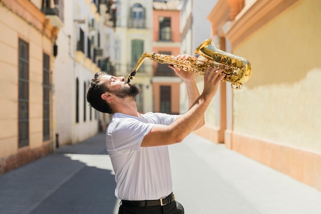Hombre tocando el saxofón en la calle