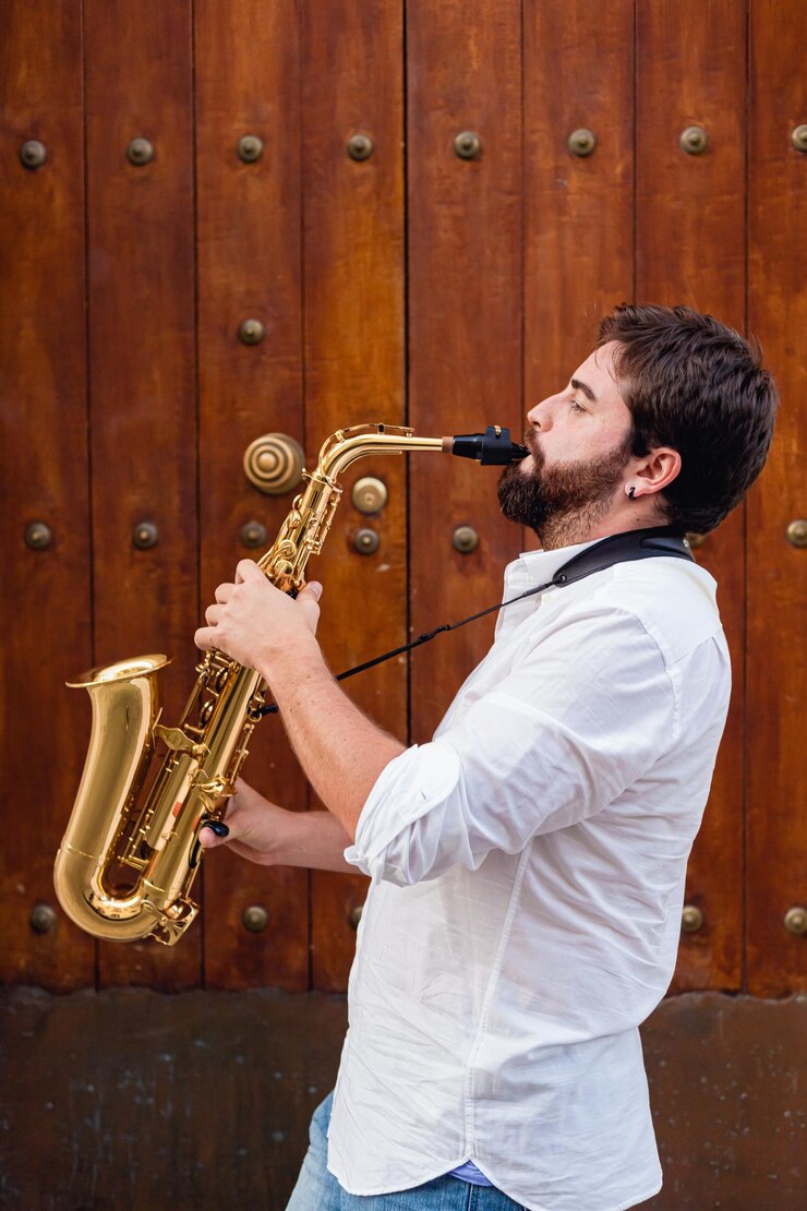 Foto un hombre tocando un saxofón con una puerta de madera detrás de él