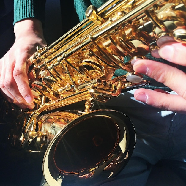 Foto hombre tocando el saxofón