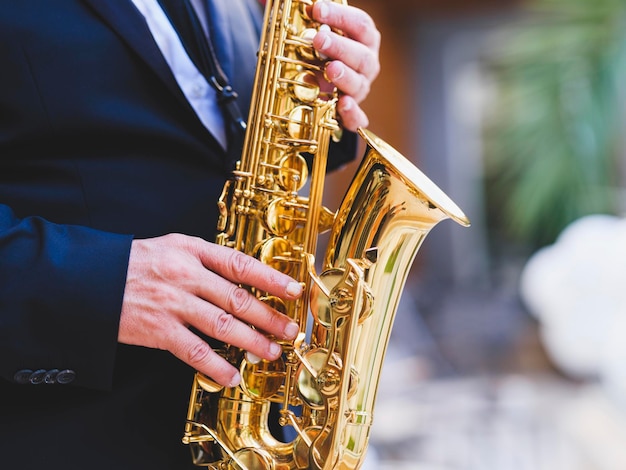 Un hombre tocando el saxofón.