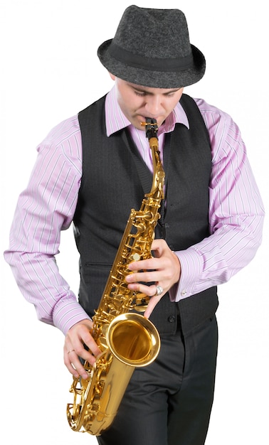 Hombre tocando un saxofón