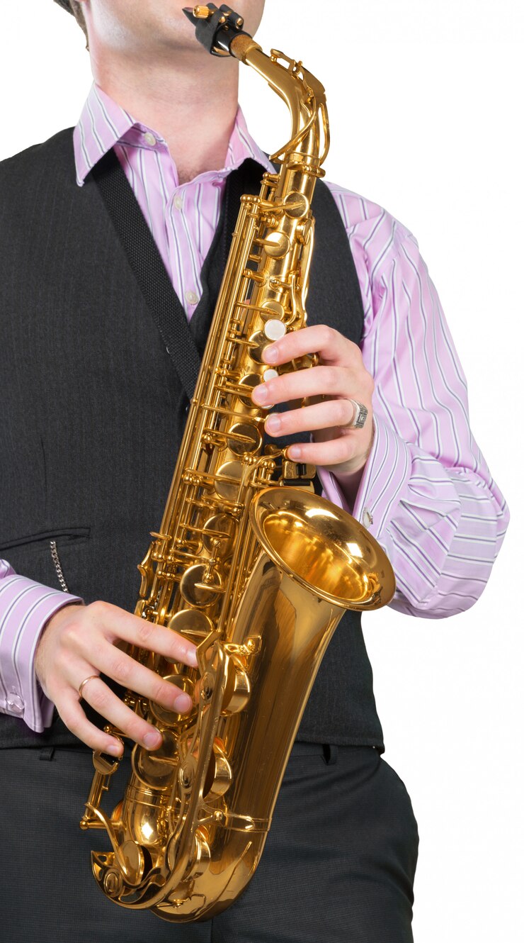 Foto hombre tocando el saxofon