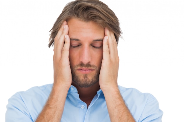 Hombre tocando sus sienes para calmar un dolor de cabeza