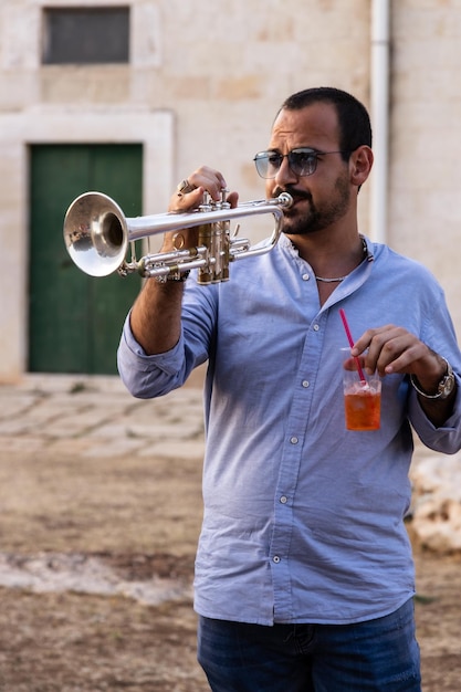 Foto hombre tocando la trompeta