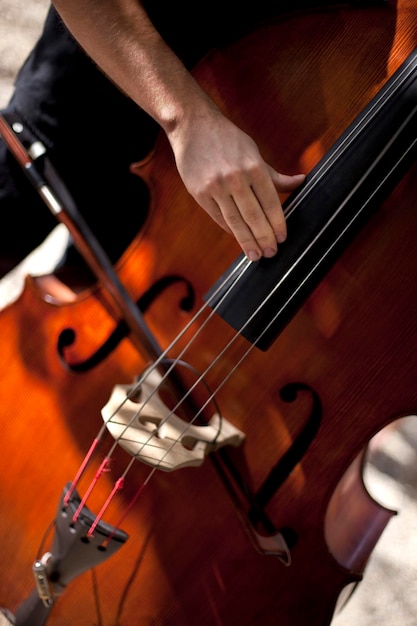 hombre tocando el bajo