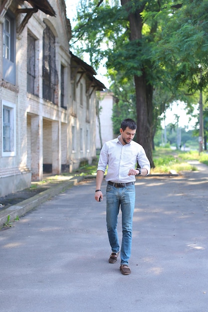 Foto hombre de toda la longitud caminando al aire libre