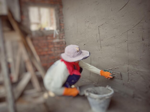 Foto hombre de toda la longitud jugando con un juguete contra la pared