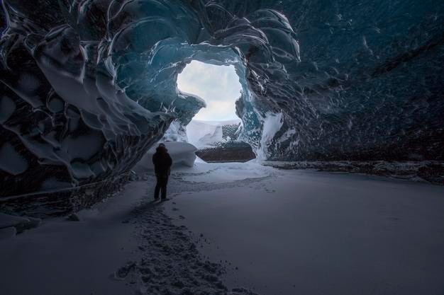 Hombre de toda la longitud de pie junto al glaciar