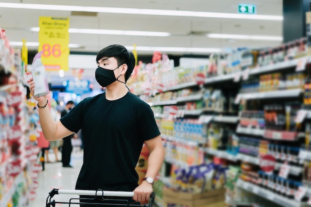 Hombre de toda la longitud de pie en la tienda